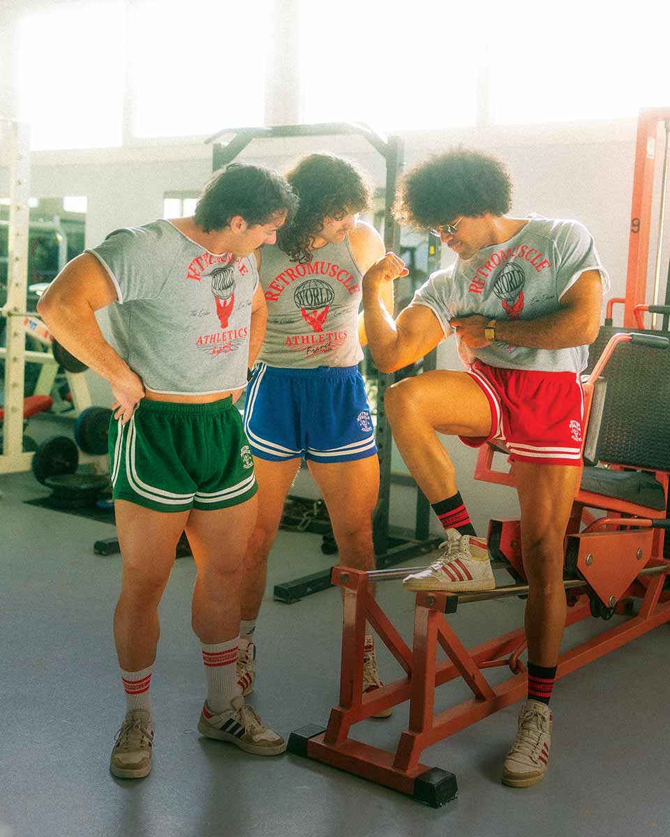 BODYBUILDERS DES ANNÉES 80 EN TENUES VINTAGES RETRO DANS UNE SALLE DE MUSCULATION OLD-SCHOOL