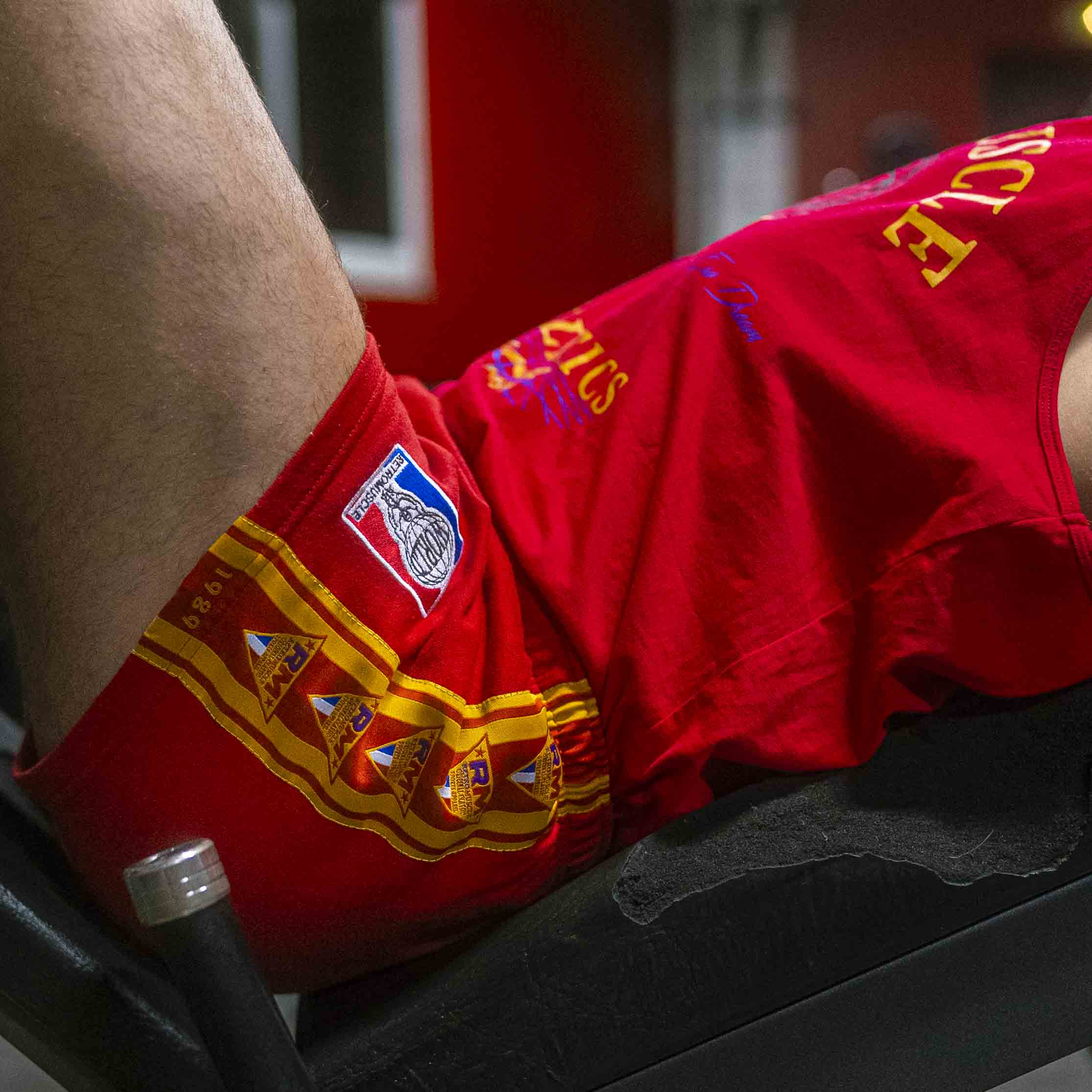 Utilisation d'une presse de musculation avec le short vintage retromuscle