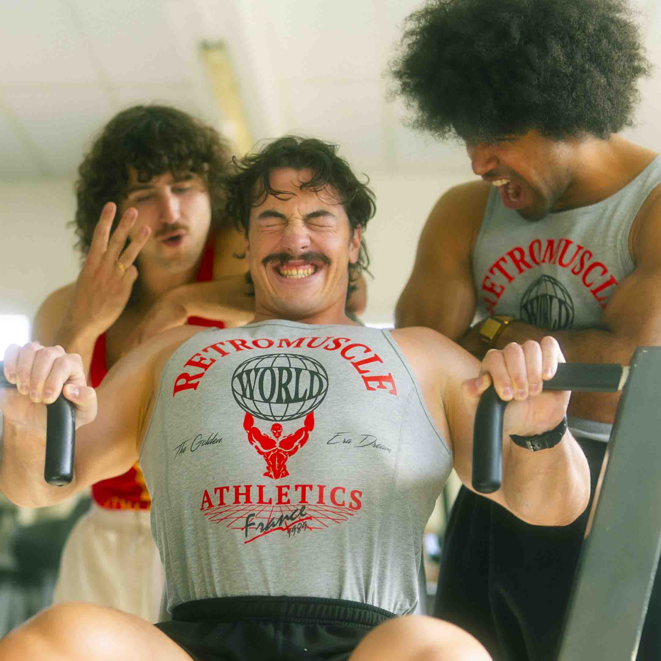 Trois athlètes en séance de sport avec débardeur gris - retromuscle- Tank-Tops