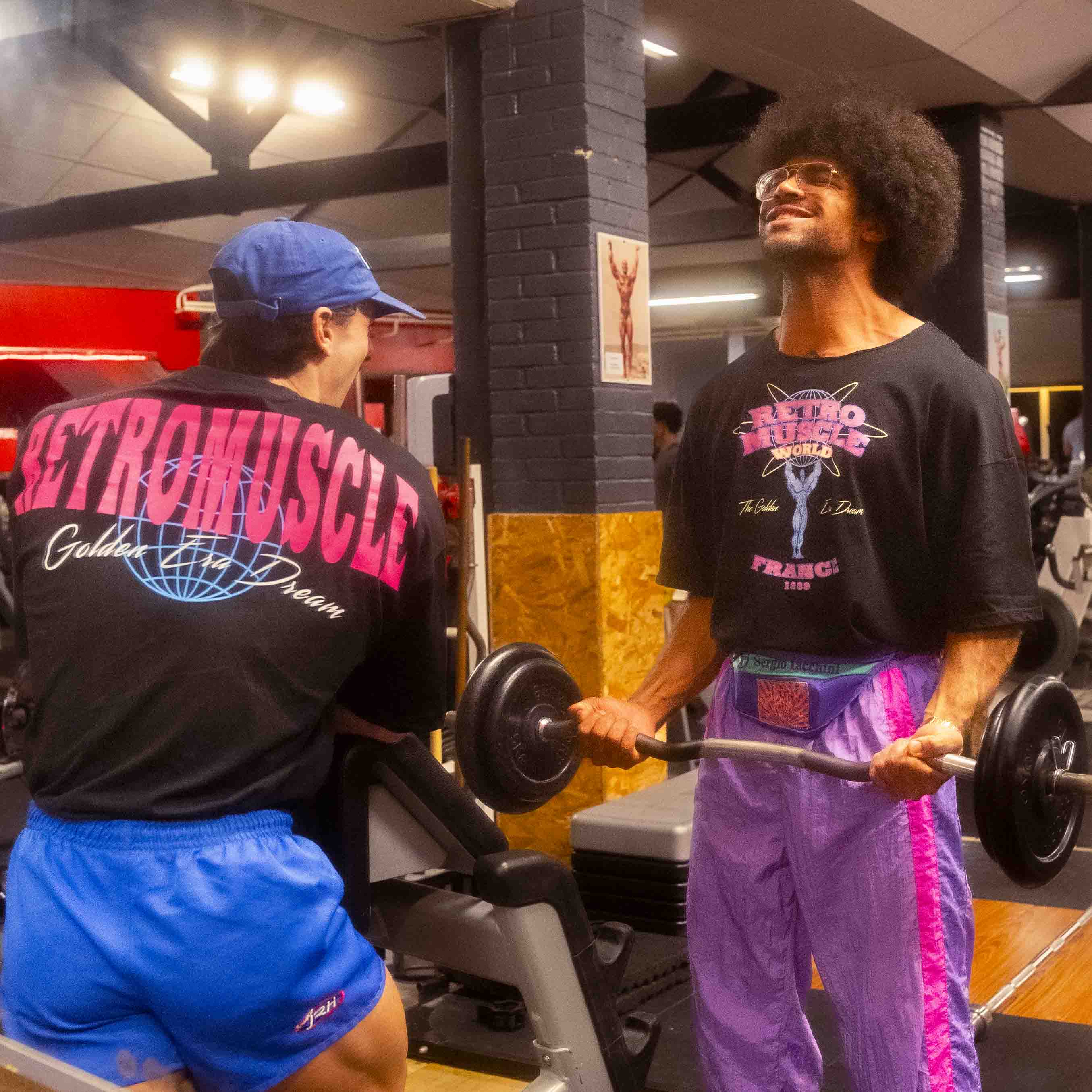 Entrainement en salle avec le Neon World Pump Cover RetroMuscle