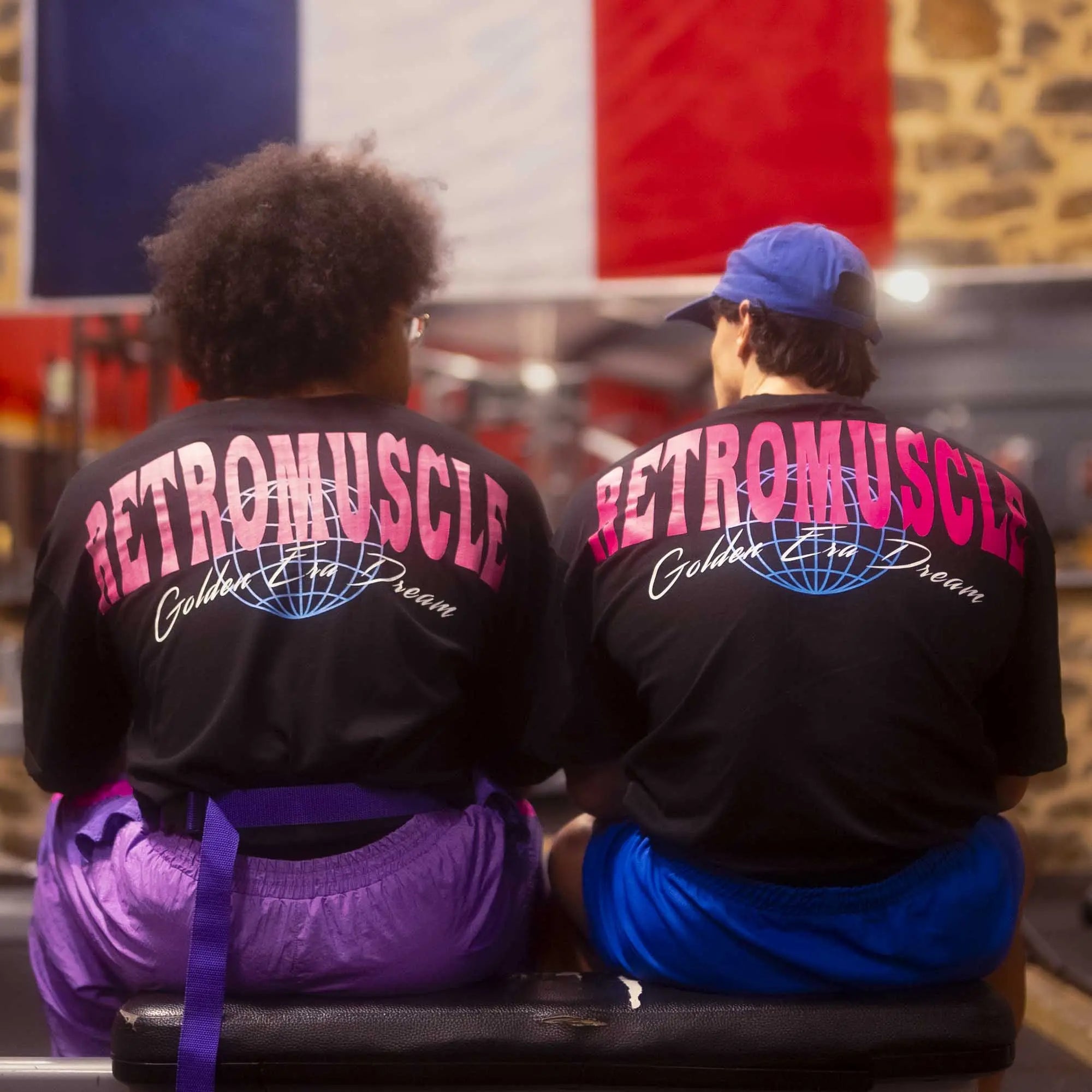 Deux athlètes des dos avec la typographie RetroMuscle sur le pump cover vintage