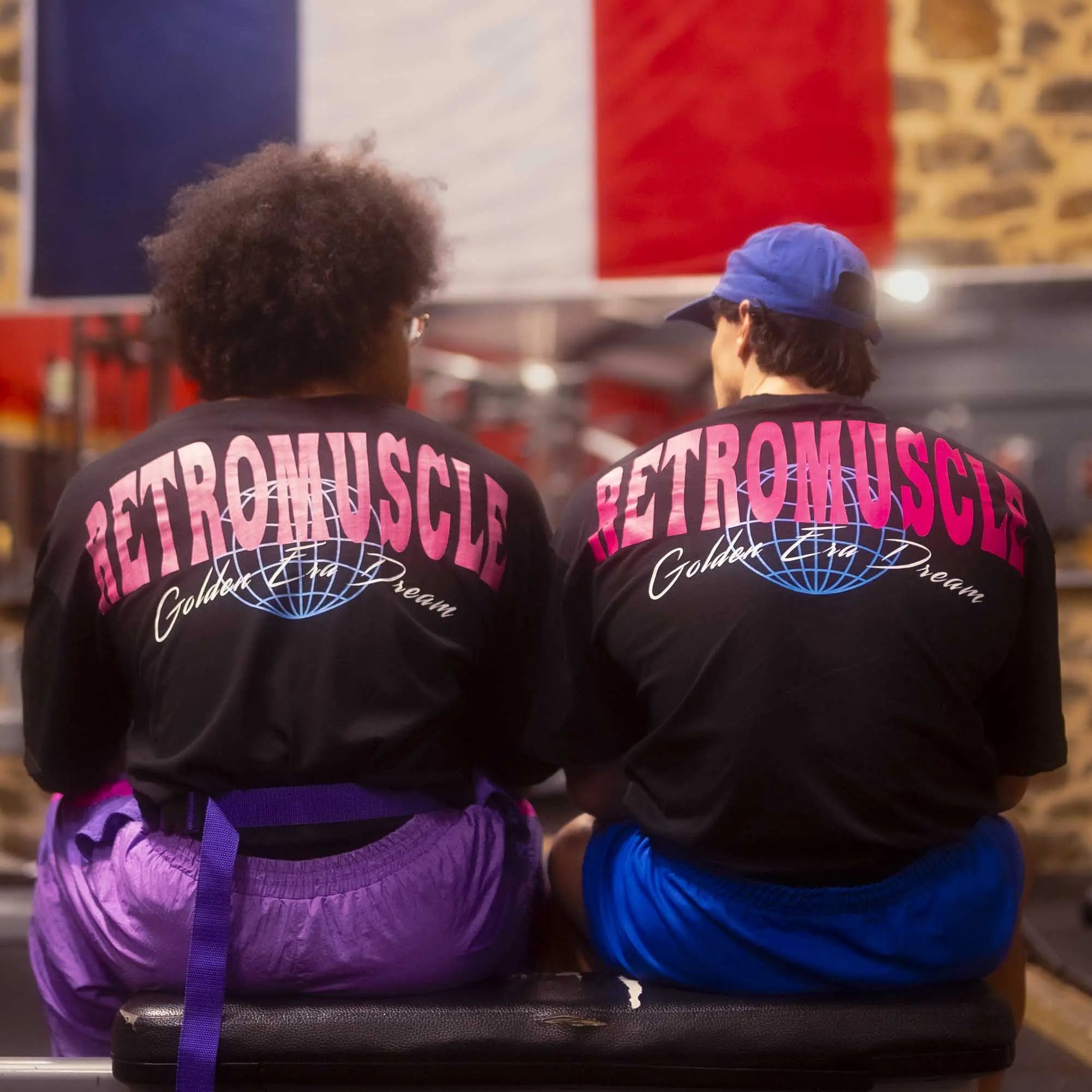 Deux athlètes des dos avec la typographie RetroMuscle sur le pump cover vintage