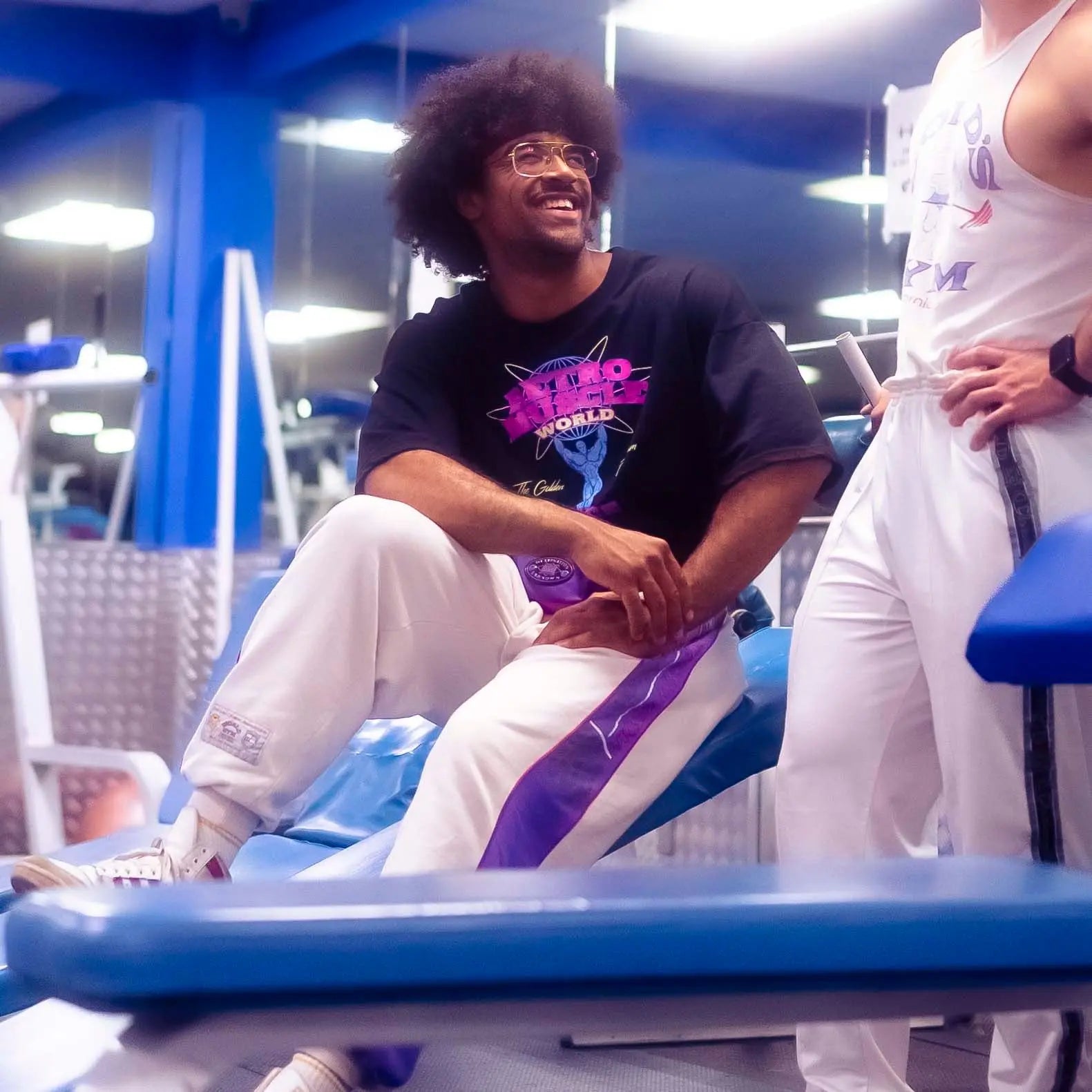 Deux athlètes RetroMuscle dans une salle old-school avec le t-shirt pump cover vintage