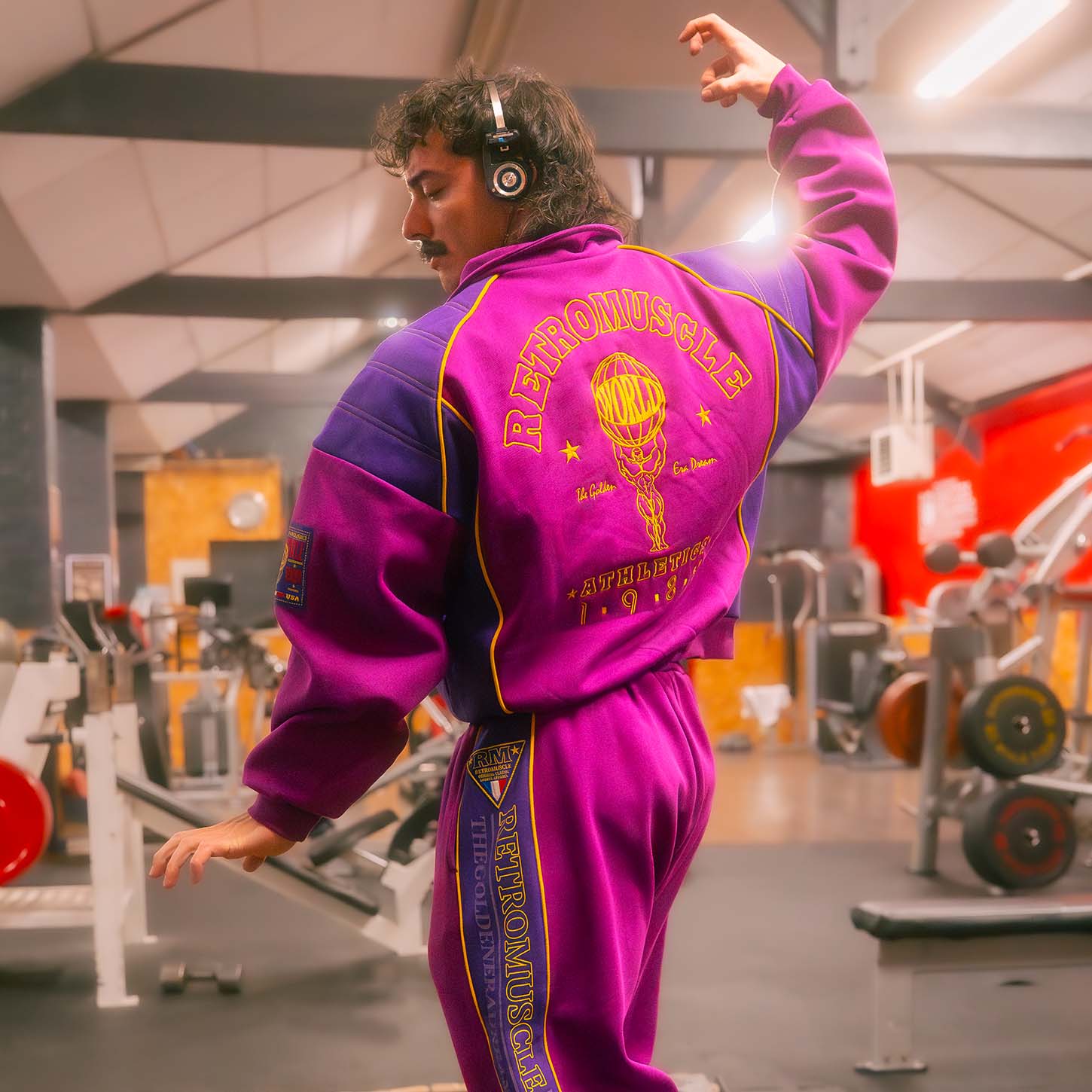 m RESURRECT BY NIGHT クルーネック 80s Golden Era Sportswear - March 2026 Collection | RetroMuscle