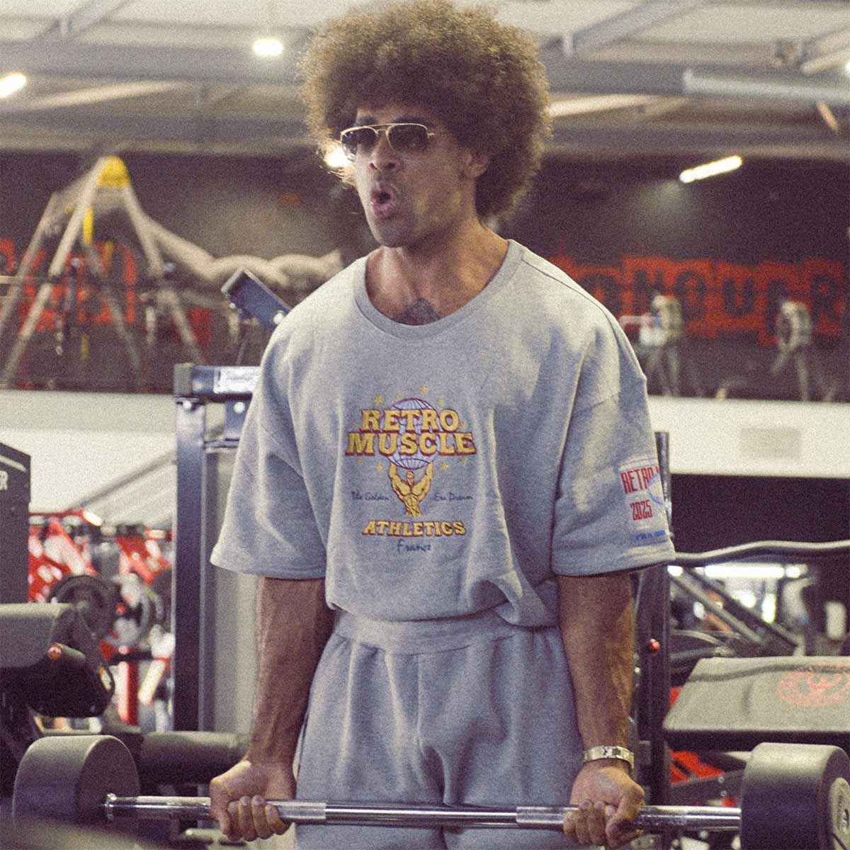 T-Shirt brodé gris RetroMuscle — full fit lifestyle