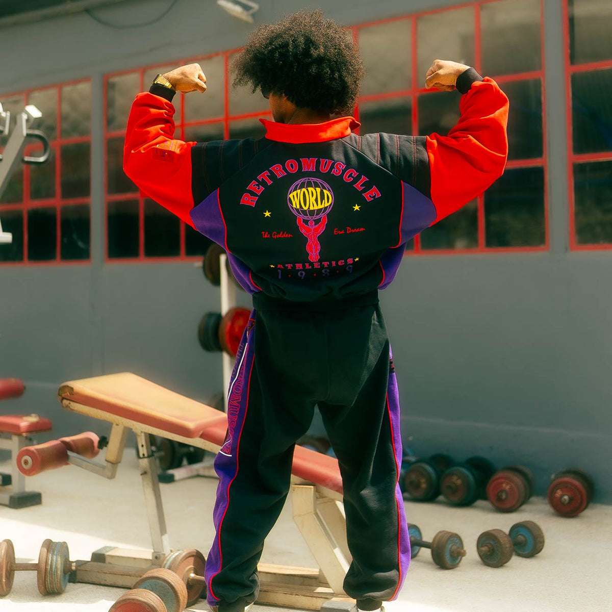 Modèle portant un ensemble RetroMuscle dans une salle de sport