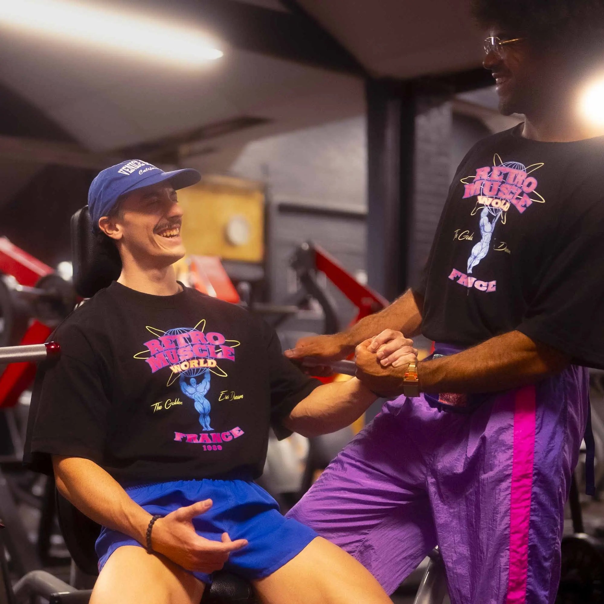deux athlètes retromuscle qui portent un t-shirt pump cover vintage années 80